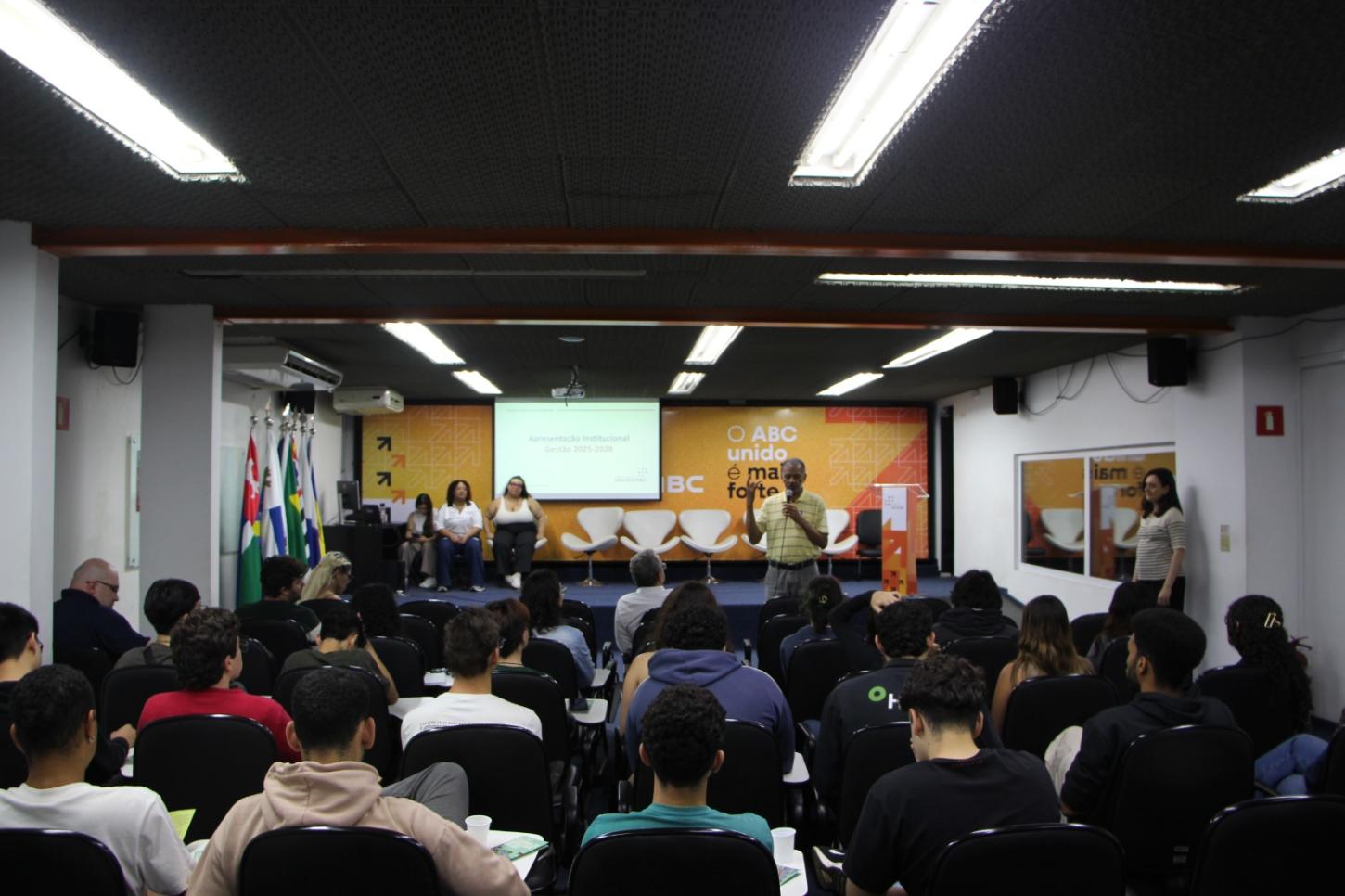 Encontro de alunos na sede do Consórcio ABC.