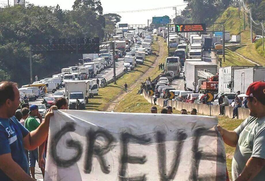 Greve de 24 horas no Porto de Santos: Caminhoneiros param e ligam sinal de alerta na logística nacional