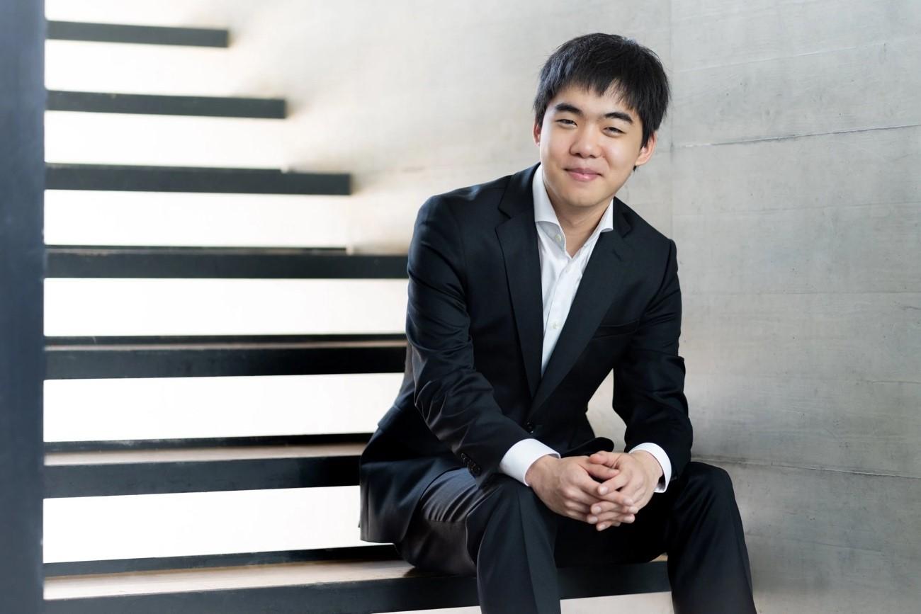 O pianista canadense Kevin Chen em outubro de 2025, conquistou o Segundo Prêmio no 19º Concurso Internacional de Piano Fryderyk Chopin, em Varsóvia.