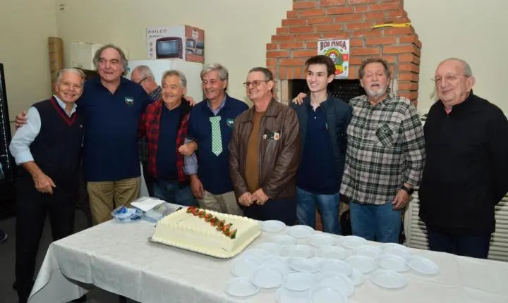 CONFRARIA ARRECADA MEIA TONELADA DE ALIMENTOS 