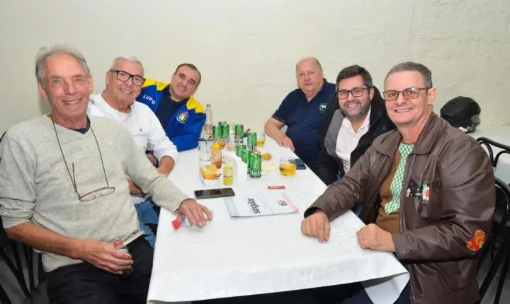 CONFRARIA ARRECADA MEIA TONELADA DE ALIMENTOS 