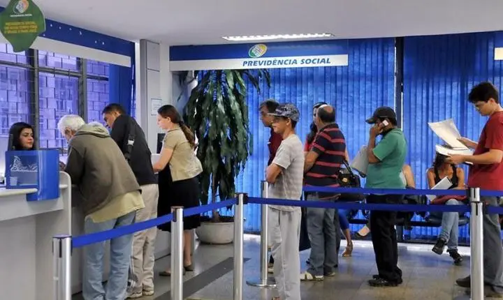 Dinheiro extra na conta: aposentados começam a receber 13º antecipado